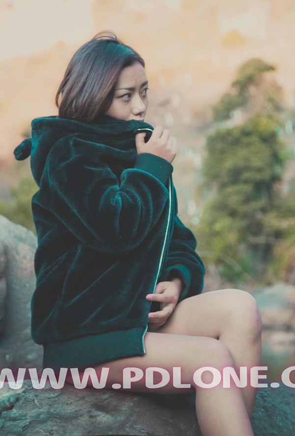 潘多拉NO.343期短发女孩户外露出人体写真