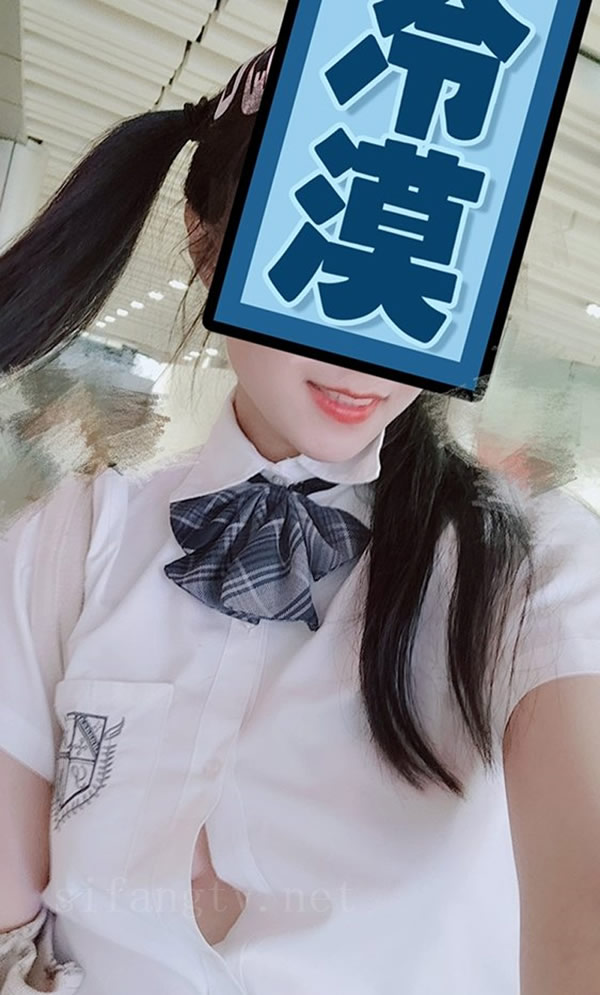 推特小姐姐再尝一口甜小口维多粒私拍套图