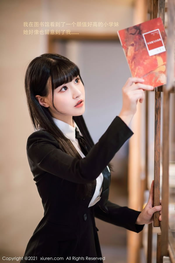 朱可儿图书馆里和伊伊一起玩得嗨皮