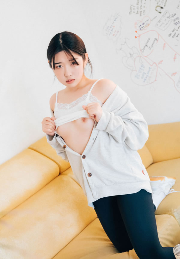 可爱小美女室内半脱私拍无圣光图集