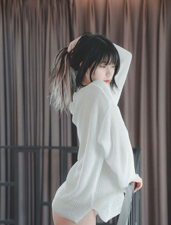 穿珍珠小内内的针织衫小美女居家写真