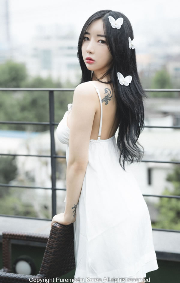 蝴蝶结漂亮小姐姐Jia白色吊带裙尺度写真