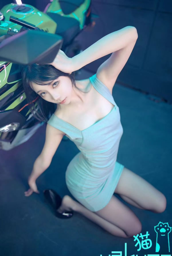 网红小姐姐yakumo猫网格黑丝JK福利图集