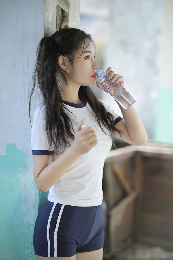 极品福利姬桃暖酱废墟里的双马尾少女