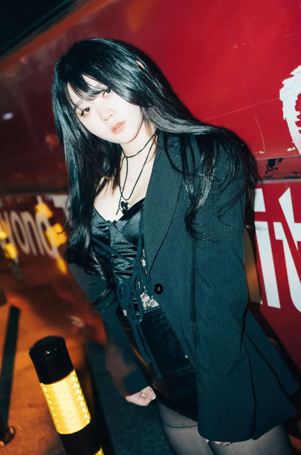 深夜大马路上穿行的美女Zia福利图集