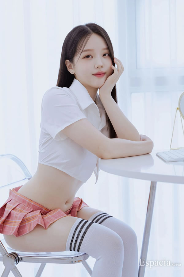 红格仔JK女孩Somi水灵灵居家诱惑写真