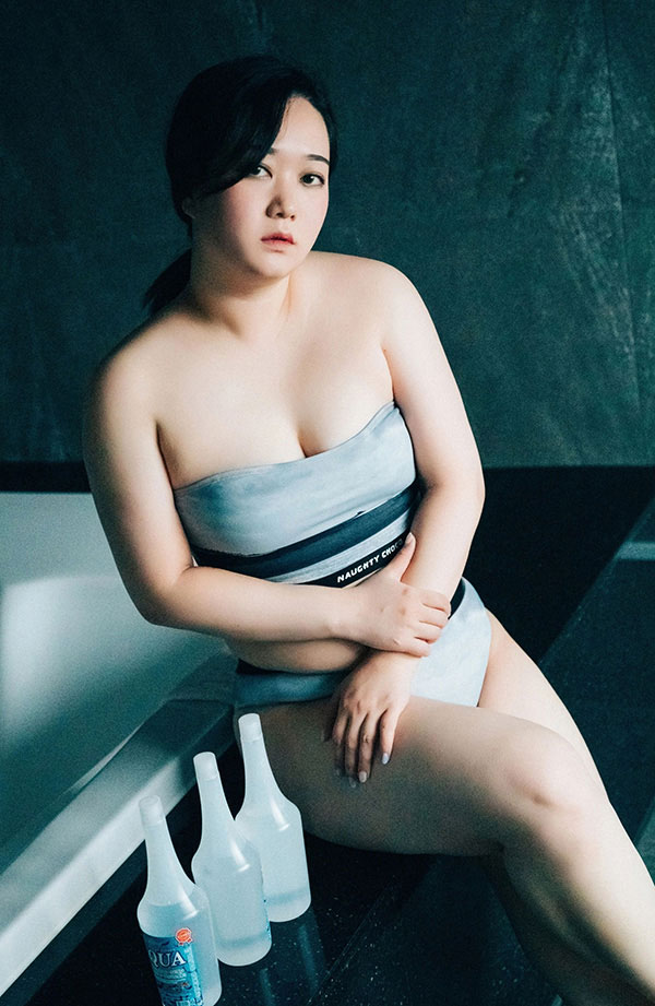 丰满肥美的妹子Fuxx浴室湿身抹油福利图集