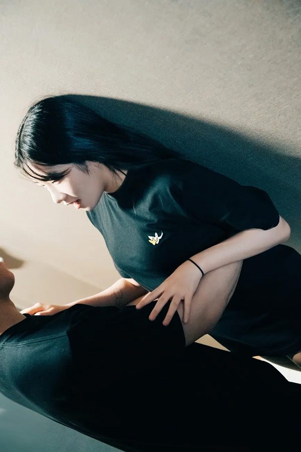 黑T恤美女SonSon与男友的蒙面亲密游戏