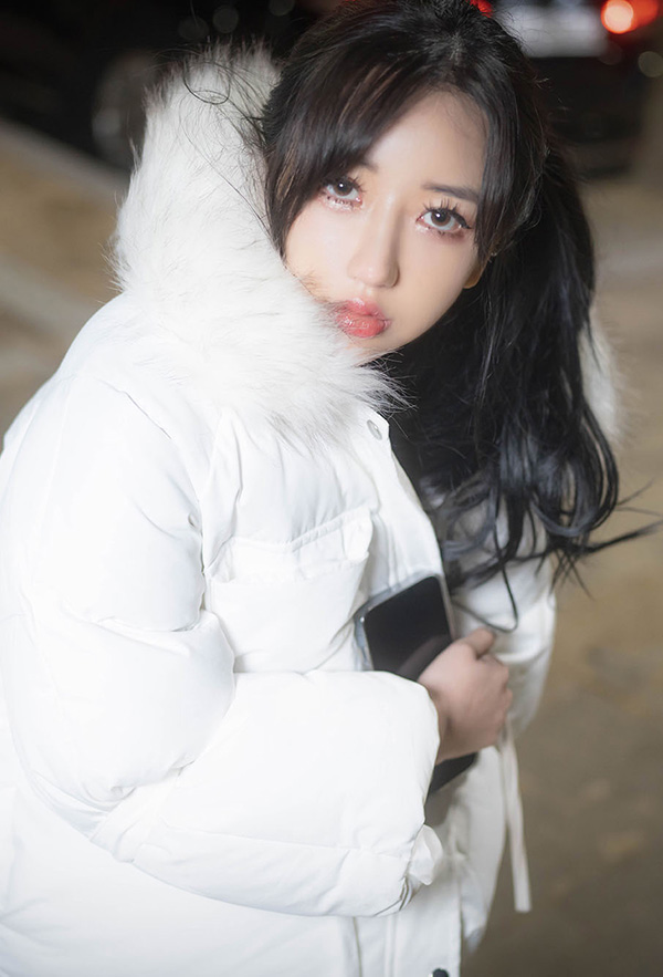 深夜街头小姐姐Jia黑丝网格福利写真