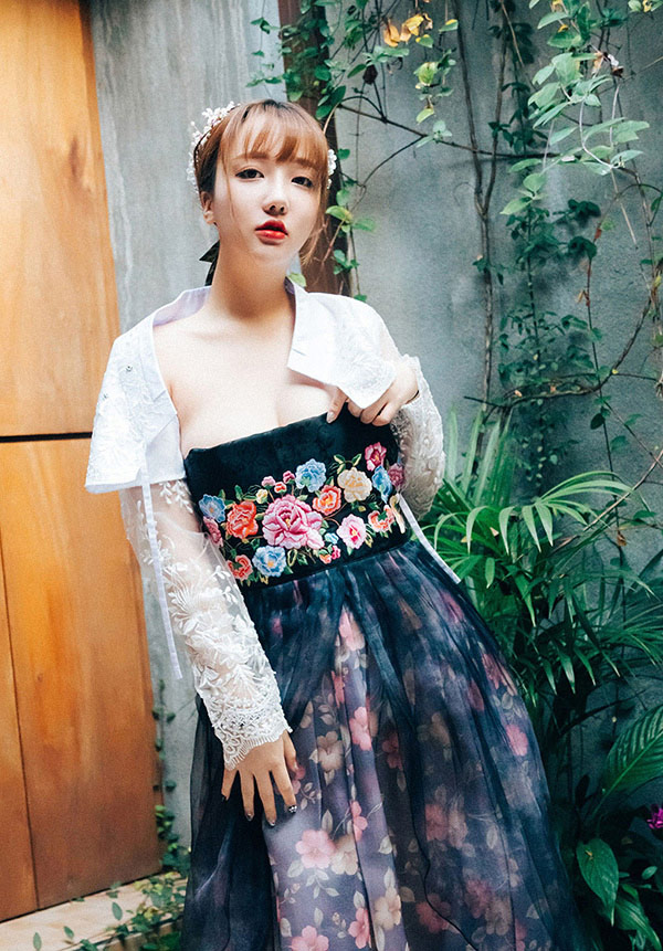 可爱小姐姐孙乐乐 妓生装扮惊艳登场