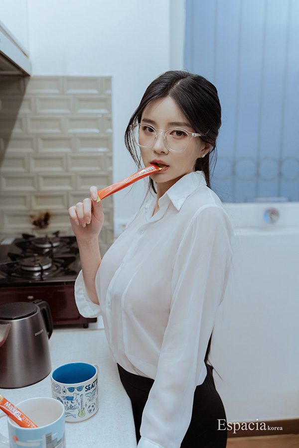 优雅美女Purm眼镜白衬衫黑丝诱惑写真