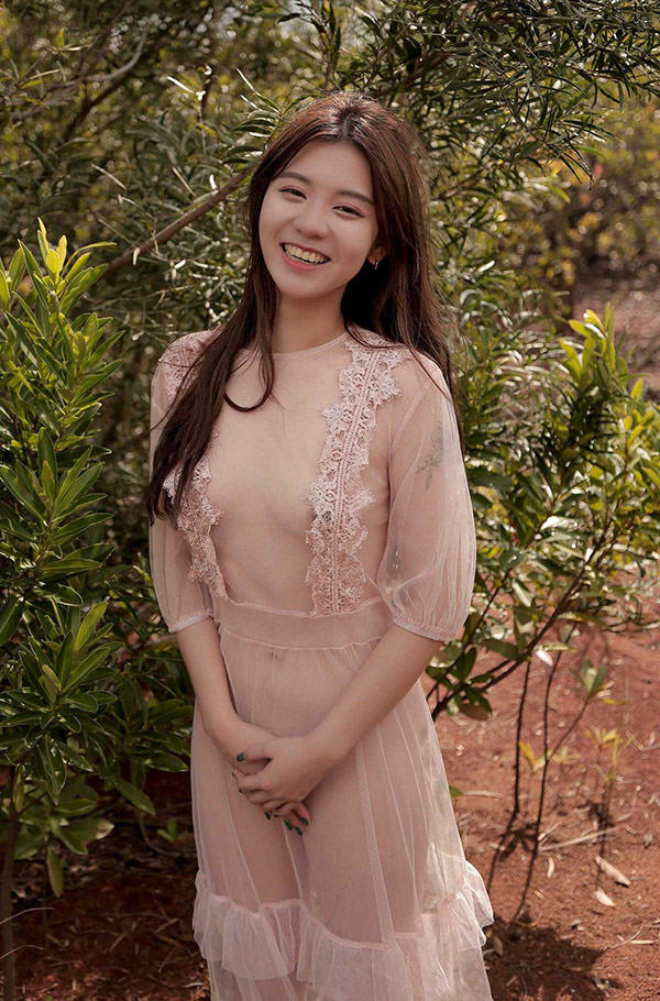 粉色透视裙女孩卡洛琳户外梦中情人入梦