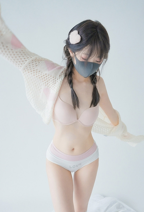 极品HongKong Doll玩偶姐姐 镂空粉嫩毛衣