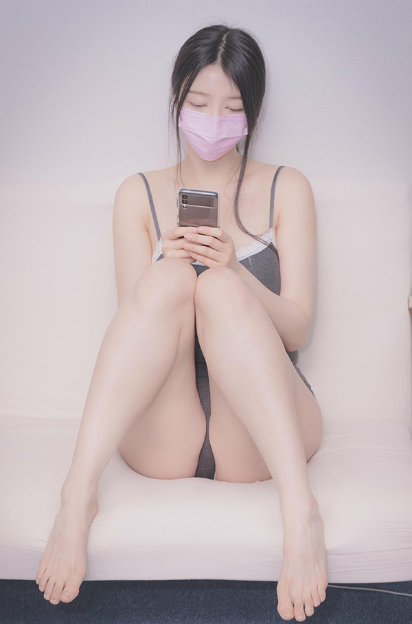 Shojo写真之爱玩手机游戏的爆乳少女