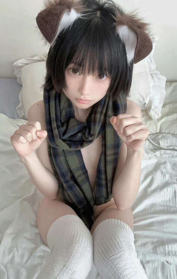 网红美女千澄泡泡袜少女+裸体围巾犬娘