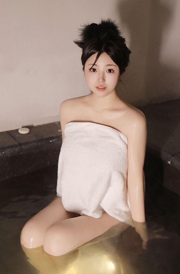 漂亮女神陈小花浴池湿身无圣光美图