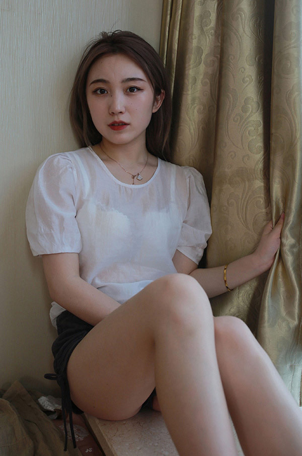 希威社美女模特爱可新居家尺度私拍