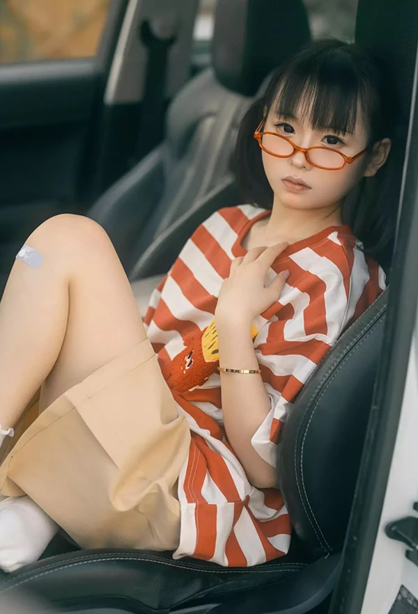 眼镜小可爱幼水铃衣周末郊游SM跳蛋车厢诱惑